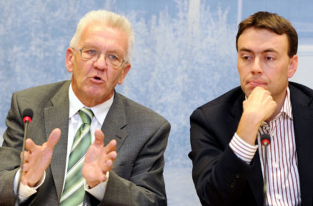 Der baden-württembergische Ministerpräsident Winfried Kretschmann (Grüne) und der Finanz- und Wirtschaftsminister Nils Schmid (SPD, rechts) haben ihr selbst gesetztes Sparziel für den Doppelhaushalt 2013/2014 um 160 Millionen Euro verfehlt. Foto: dpa
