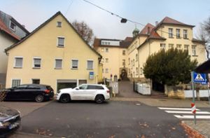 Das von der Stadt erworbene Gebäude links neben der Grundschule Foto: /Mathias Kuhn