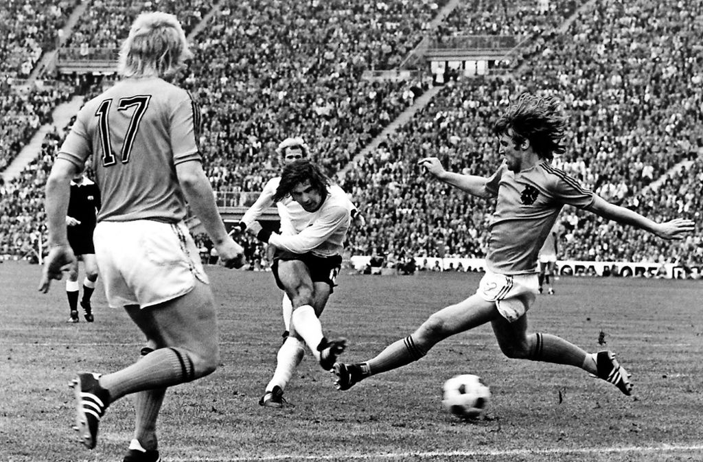 Die Mutter aller Fußball-Duelle von Deutschland und den Niederlanden: Gerd Müller trifft zum 2:1 und macht damit seine Landsleute überglücklich.