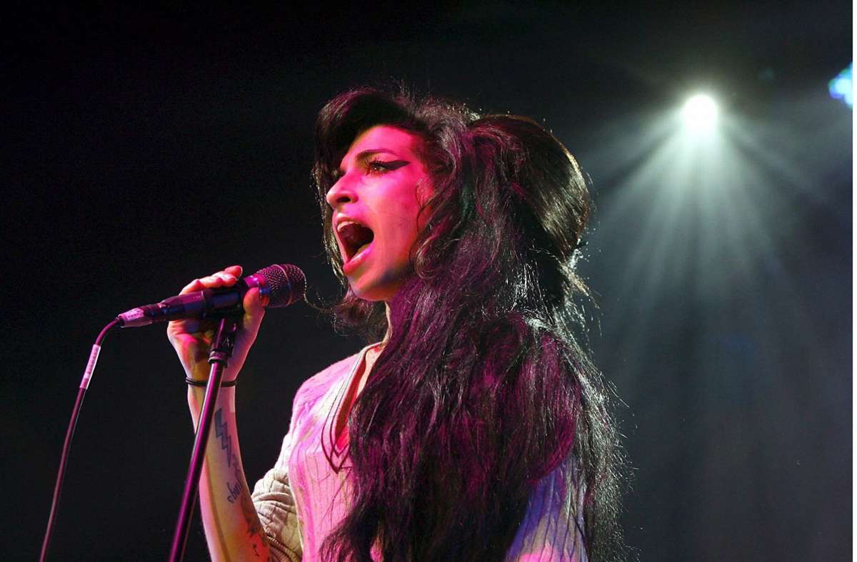 Ihr Debütalbum „Frank“ veröffentlichte Amy Winehouse im Alter von 20 Jahren. Unser Foto zeigt sie während eines Konzerts 2007 in der Schweiz. Foto: dpa/Steffen Schmidt