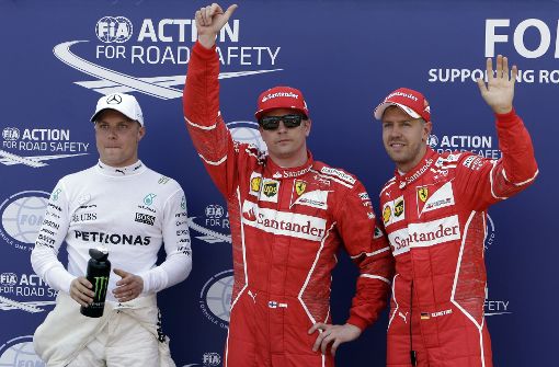 Ungewohntes Bild: Die beiden Ferrari-Piloten Kimi Räikkönen (Mitte) und Sebastian Vettel (rechts) starten in Monaco von den beiden ersten Startplätzen. Foto: AP