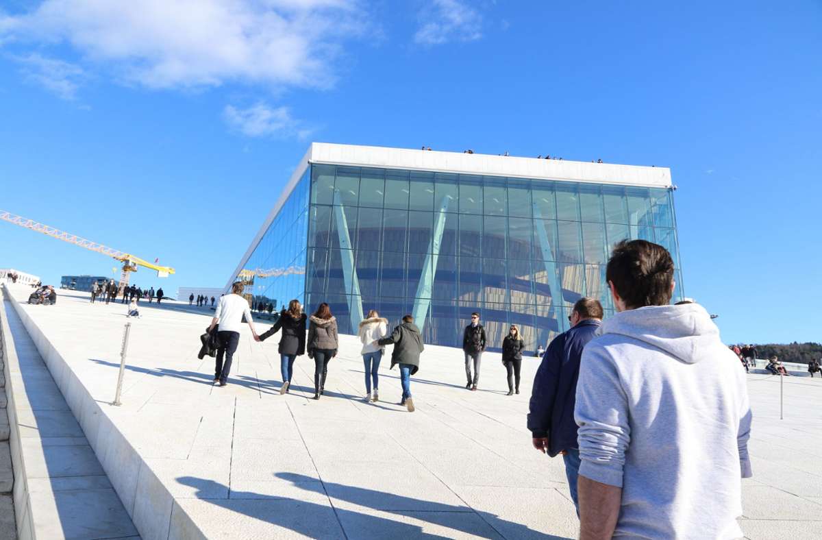 Das Dach als begehbare öffentliche Plattform – im Falle der Osloer Nationaloper trägt die Architektur entscheidend dazu bei, dass das Kulturgebäude von der Bevölkerung angenommen wird.