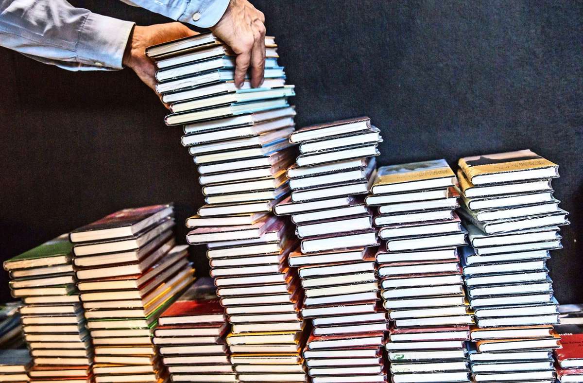 Nach einer Ausleihe wandern die Bücher in Corona-Zeiten nicht gleich wieder zurück ins Regal. Foto: /dpa/Frank Rumpenhorst