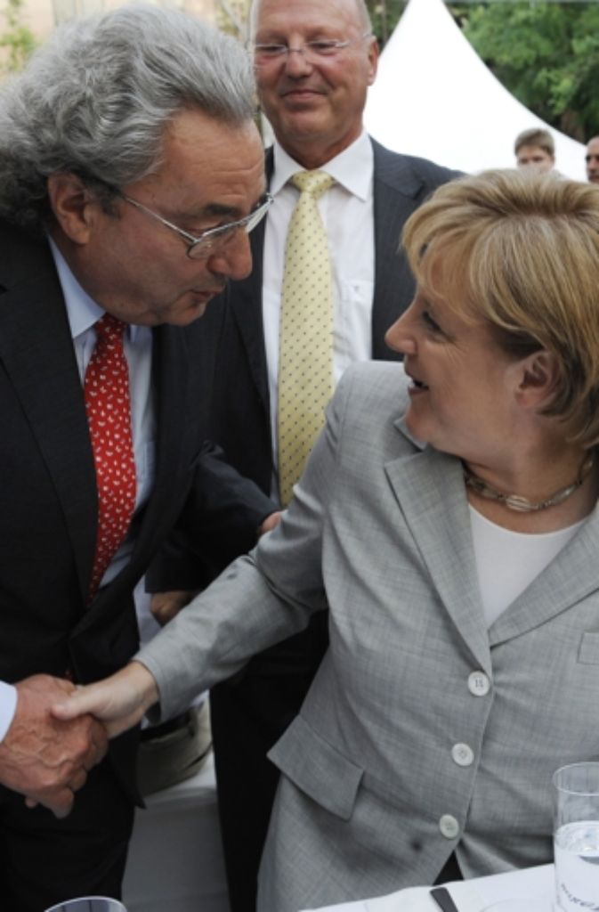 Dieter Hundt hat Einfluss und Kontakte bis ganz nach oben – Bundeskanzlerin Angela Merkel begrüßt er stets herzlich, auch wenn sie nicht immer einer Meinung sind.
