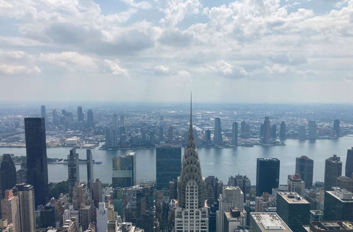 Nicht nur das Empire State Building ist hier zum Greifen nah, man sieht auch sehr gut auf das hübsche Chrysler Building mit seiner markanten Spitze.