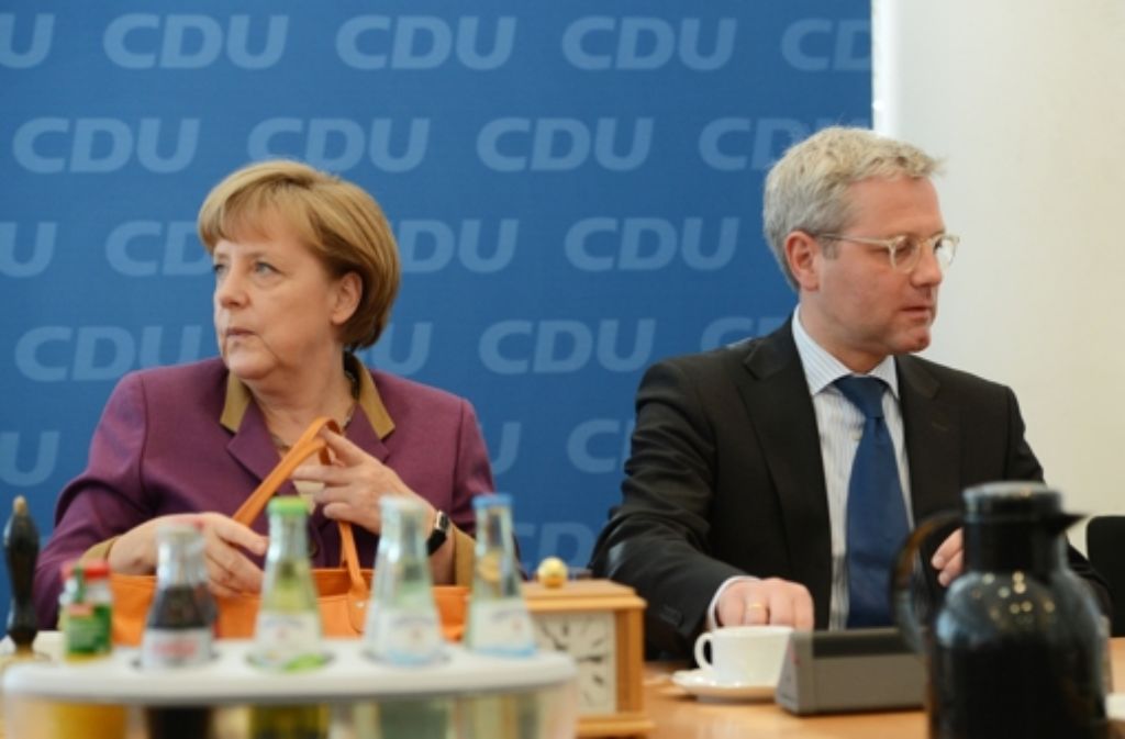 Noch am selben Abend gibt Röttgen sein Amt als NRW-CDU-Vorsitzender auf. Merkel bezeichnet das Wahlergebnis als „bittere, schmerzhafte Niederlage“,...