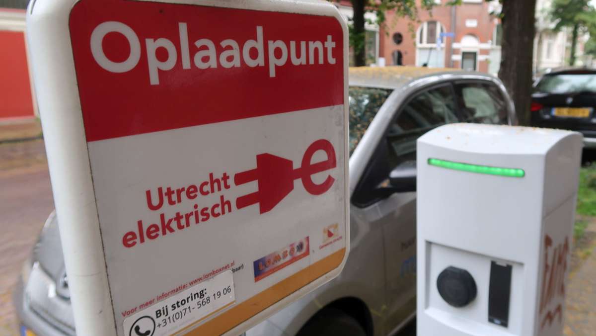  Erneuerbare Energien sind die Zukunft. Aber was, wenn kein Wind weht und es dunkel ist? Utrecht setzt auf Elektroautos als Stromspeicher. Wie aussichtsreich wäre das in Deutschland? 