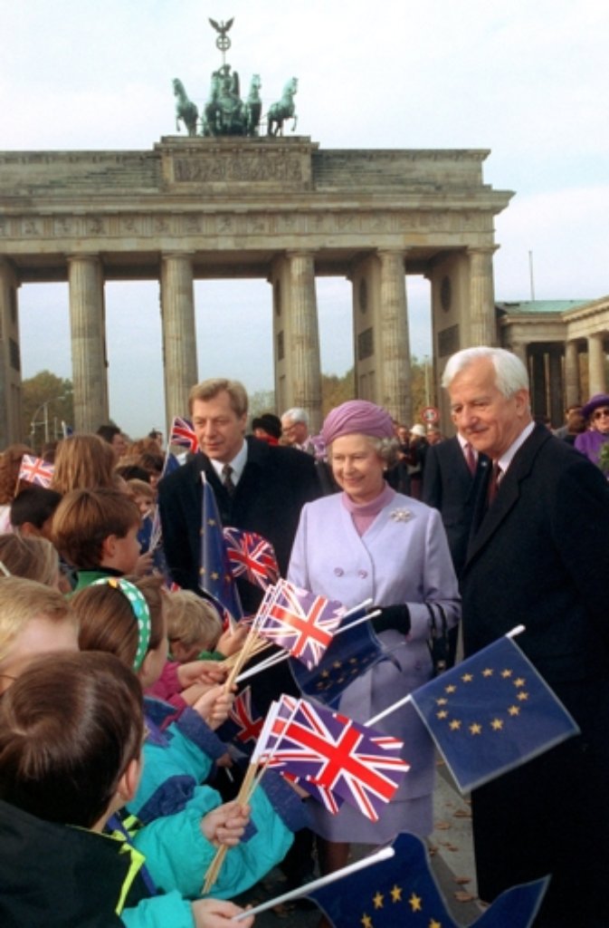 Zusammen mit Bundespräsident Richard von Weizsäcker und Berlins Regierendem Bürgermeister Eberhard Diepgen besucht die Queen das Brandenburger Tor.