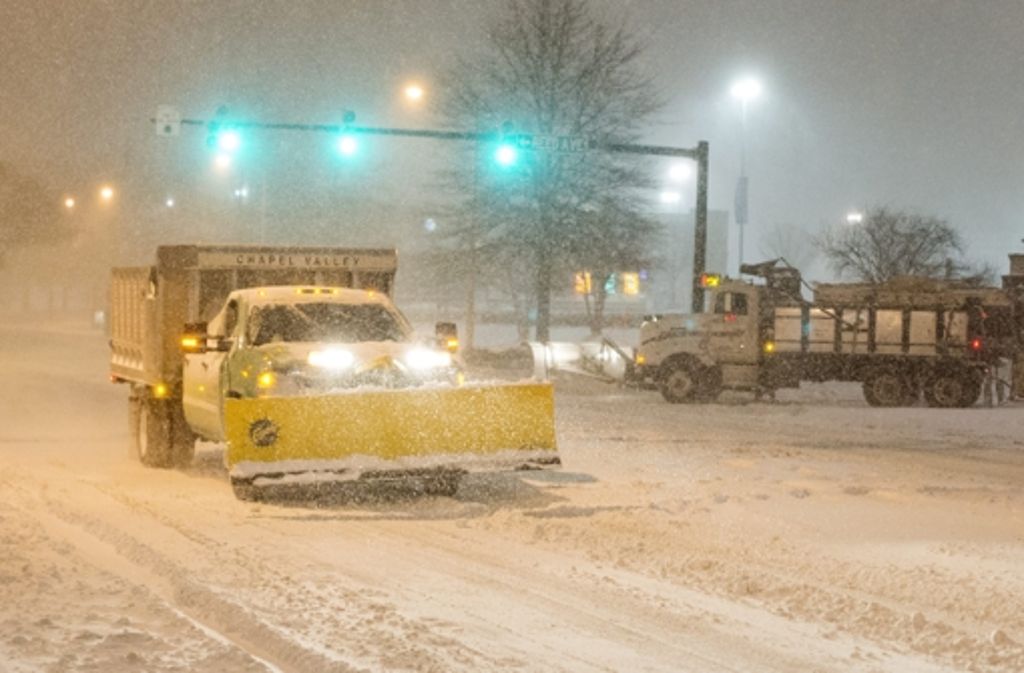 Ein Schneepflug räumt in der US-Stadt Alexandria, Virginia eine Straße. Ein schwerer Schneesturm hat die amerikanische Ostküste getroffen.