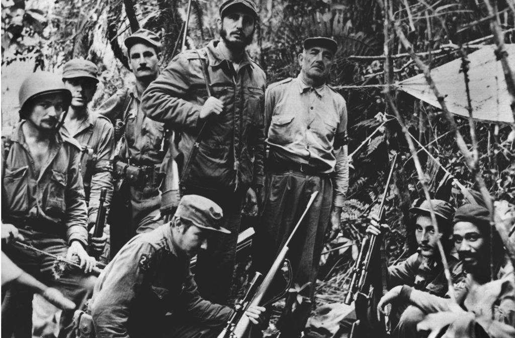 Ende 1956 kehrt Castro an Bord der Jacht „Granma“ und begleitet von 81 Kämpfern nach Kuba zurück. Nach zunächst schweren Verlusten macht die Revolutionsarmee immer mehr Boden gut und geht Ende 1958 in die Offensive.