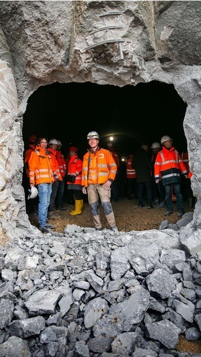 Mineure schauen durch die Öffnung aus dem Tunnel für die Große Wendlinger Kurve.