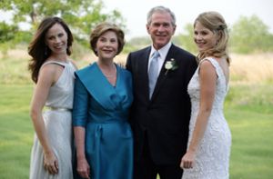 George W. Bush freut sich über sein viertes Enkelkind