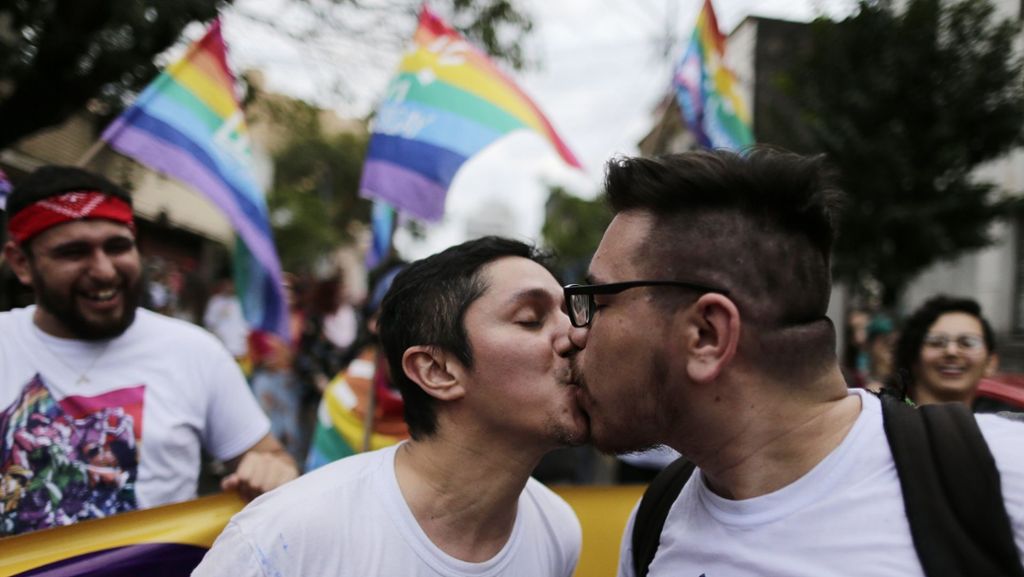  Zum Ende des „Pride-Monats“, in dem für die Rechte der LGBTQ-Gemeinde demonstriert wird, fanden weltweit Gay-Pride-Paraden statt. Während in New York ausgiebig gefeiert wurde, beendete in Istanbul die Polizei die Versammlungen mit Tränengas. 