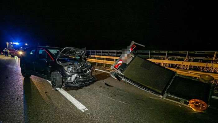 Unfall auf A8 bei Ostfildern: Auto kracht in stehenden Anhänger auf Mittelspur – Polizei sucht Zeugen