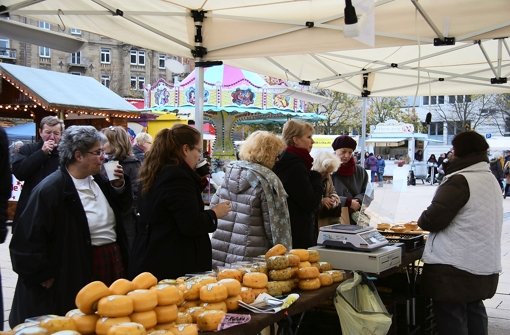Martinimarkt auf dem Marienplatz: heißer Glühwein und Kaffee gegen die Kälte, leckerer Käse gegen den Hunger. Foto: Wenke Boehm