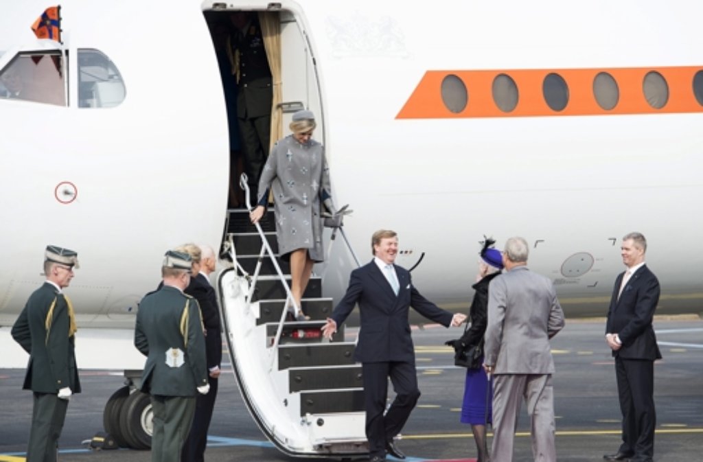 Zur Begrüßung eine Umarmung: Das niederländische Königspaar Máxima und Willem-Alexander werden von der dänischen Königin Margrethe und ihrem Mann Henrik begrüßt. Foto: dpa