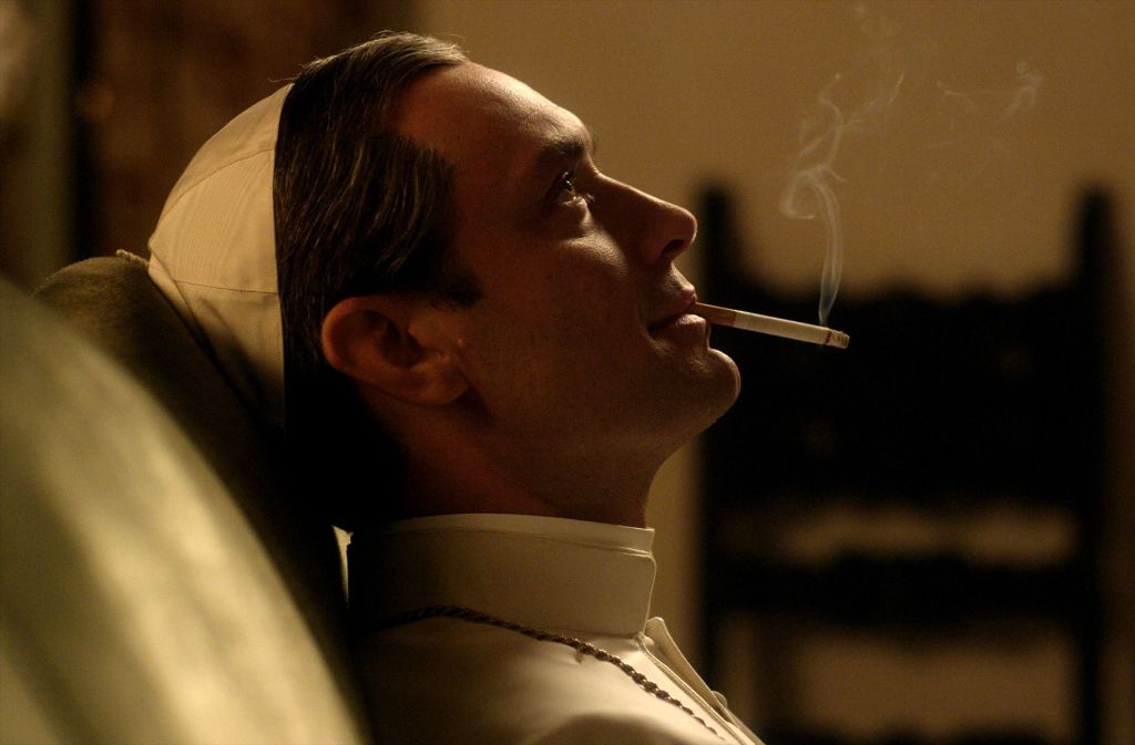 Jude Law spielt in der Mini-Serie „The Young Pope“ den ersten US-amerikanischen Papst – und erweist sich in seiner neuen Rolle als nicht gerade einfaches Oberhaupt der katholischen Kirche.