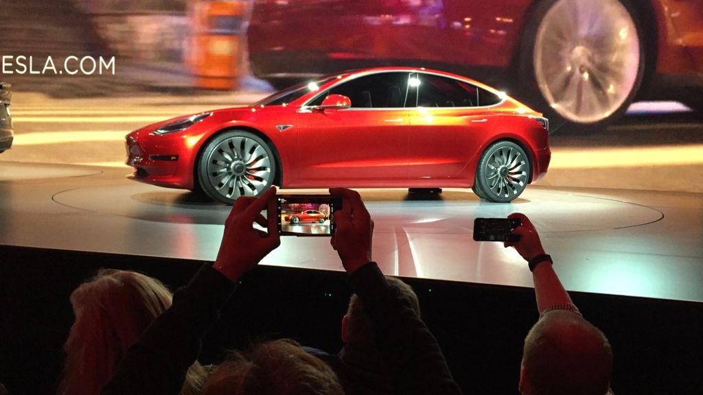  Kaum auf dem Markt verfügbar, gehen die Bestellungen durch die Decke: Das Elektrofahrzeug „Model 3“ von Tesla soll für den Massenmarkt erschwinglich sein und ist bei den Kunden breits vor Verkaufsstart sehr gefragt. 