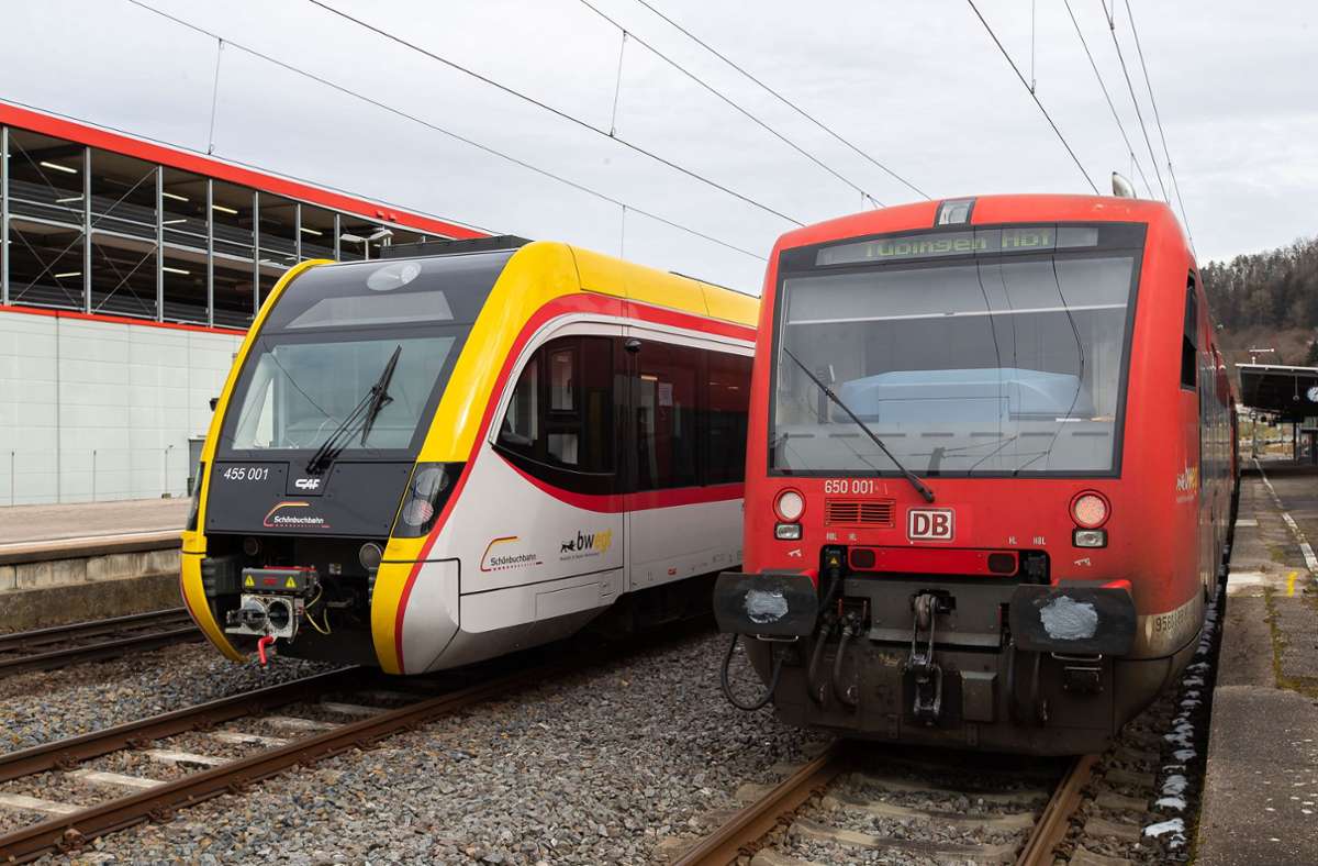 Der bisherige Triebwagen der Schönbuchbahn (re.) soll Ende des Jahres vom neuen abgelöst werden.