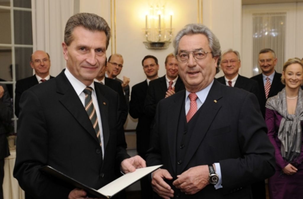 Der ehemalige Ministerpräsident Günther Oettinger verleiht Dieter Hundt 2010 den Ehrentitel Professor des Landes Baden-Württemberg.