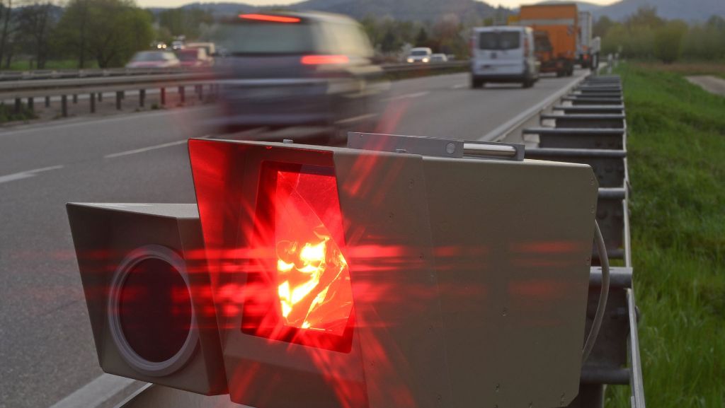 Mit Tempo 251 auf der Autobahn wurde ein Mann bei Dessau geblitzt – erlaubt waren 120 Stundenkilometer. Er muss mindestens 600 Euro Bußgeld zaheln, bekommt zwei Punkte in Flensburg sowie drei Monate Fahrverbot. 