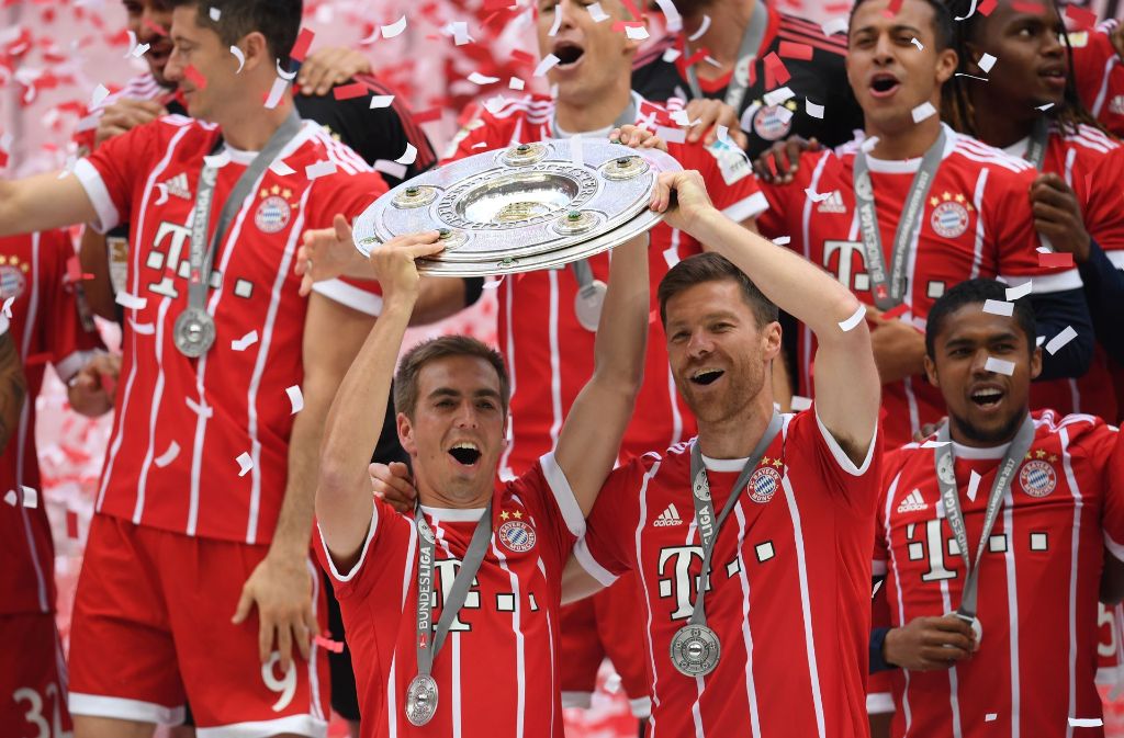 Bayern-Kapitän Philipp Lahm hat ein letztes Mal für die Münchner die Meisterschale in Empfang genommen.