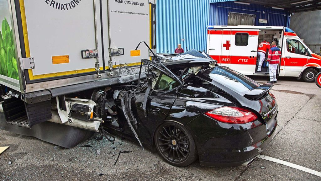 Unfall auf dem Stuttgarter Großmarktgelände: Porsche-Fahrer in Lebensgefahr