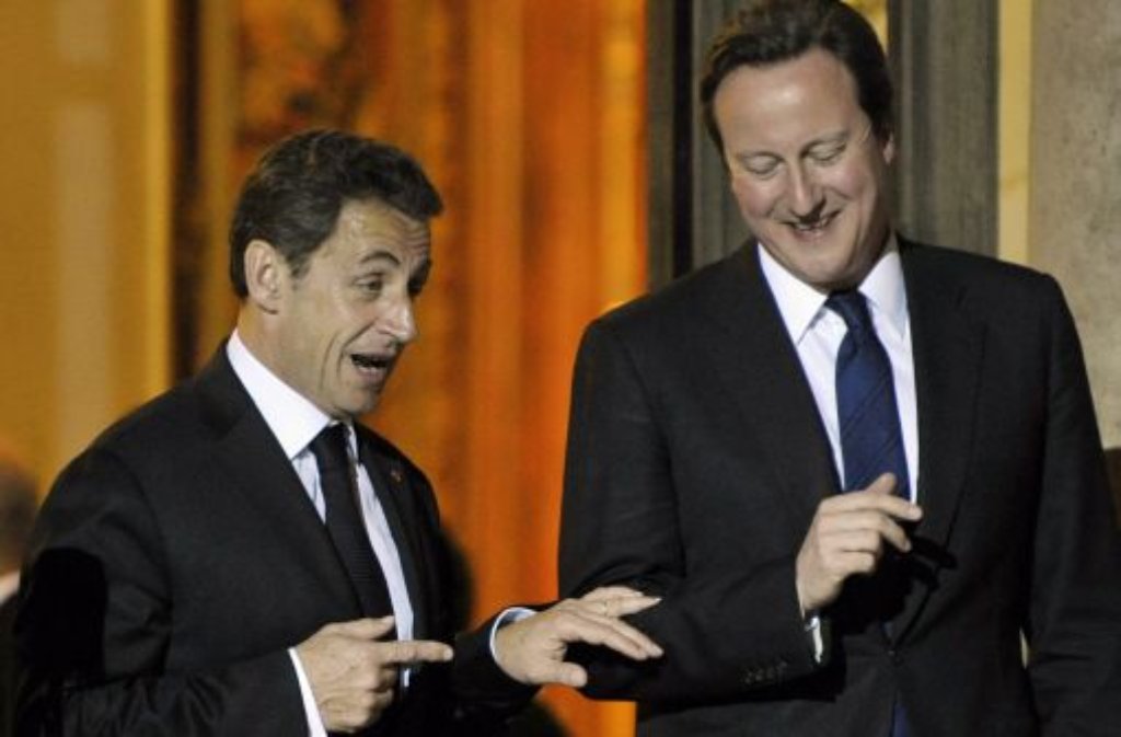 Was, der ist eingeladen und ich nicht? Der französische Staatspräsident Nicolas Sarkozy soll keine hochherrschaftliche Post aus Großbritannien bekommen haben, sein britischer Kollege, Premier David Cameron (rechts), gehört wohl zu den Gästen.