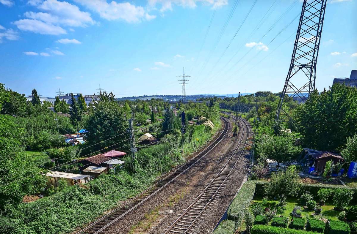 Gärten längs der Gleise: Die Bahn-Landwirtschaft kümmert sich um die Parzellen in besonderer Lage.