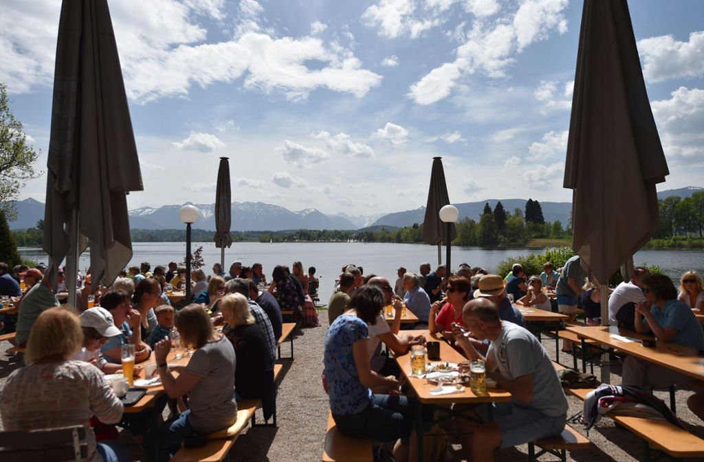 Klassischer Einsatzbereich von Sitzbänken: Biergärten wie dieser hier am Staffelsee in Bayern.