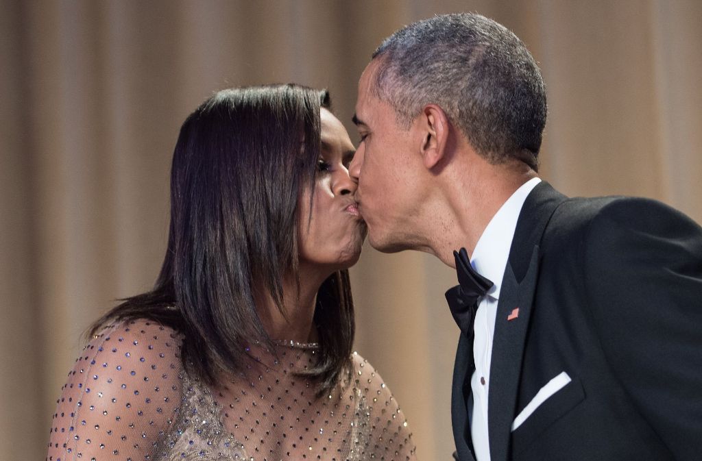 Ein Küsschen in Ehren – nach einer Rede im Weißen Haus küsst Barack seine Michelle.