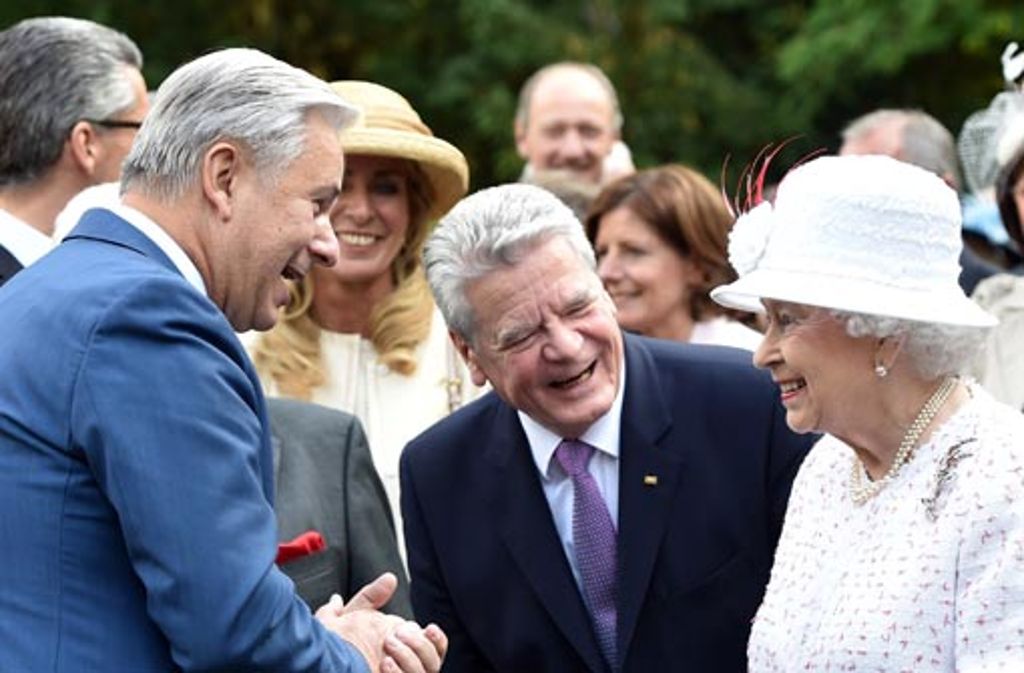 Königin Elizabeth II., Bundespräsident Joachim Gauck (Mitte) und der ehemalige Regierende Bürgermeister von Berlin, Klaus Wowereit (SPD) bei der Queens Birthday Party im Garten der britischen Botschaft in Berlin.