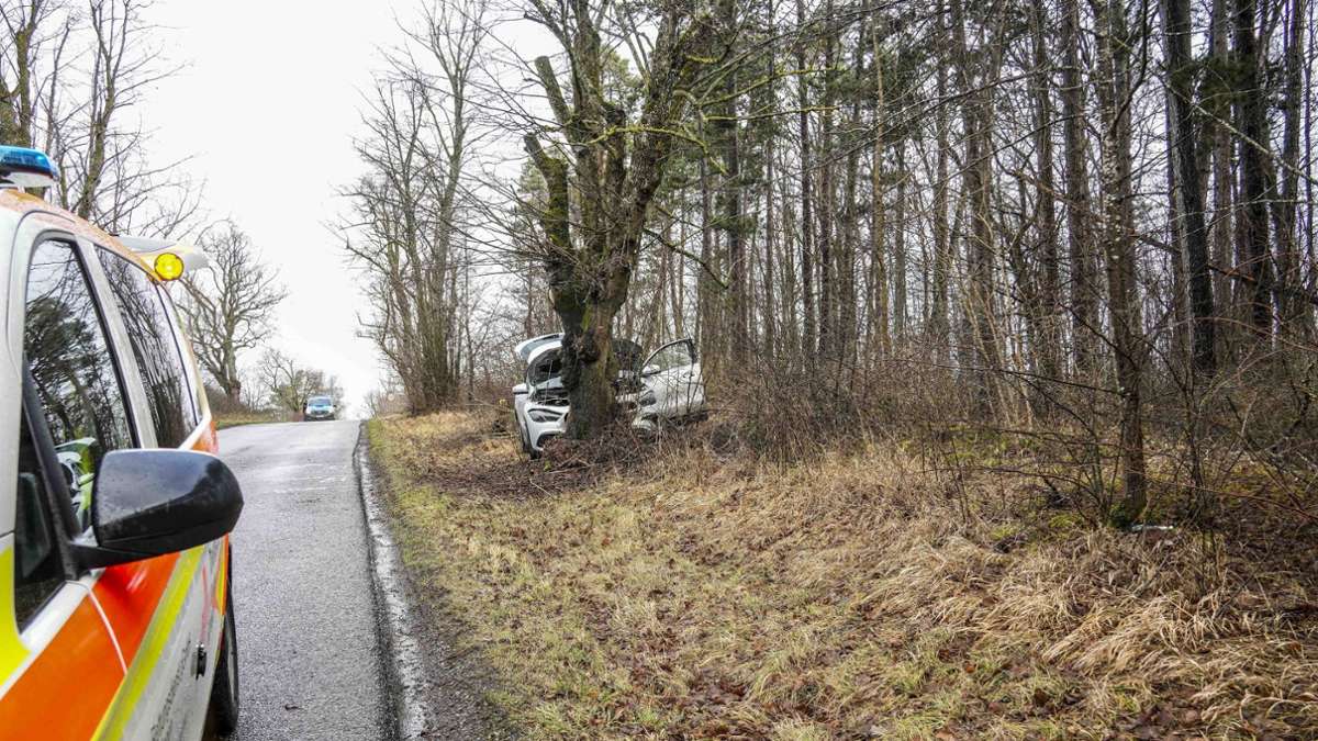 Medizinischer Notfall: 65-jähriger Autofahrer kracht gegen Baum