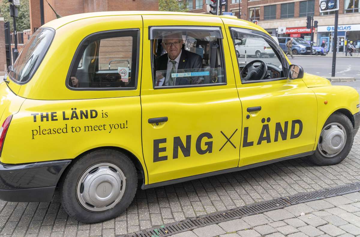 Ministerpräsident Winfried Kretschmann in einem Londoner Taxi im Design der neuen „The Länd“-Kampagne Foto: Staatsministerium Baden-Württemberg