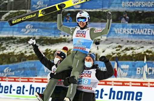 Auf den Schultern der polnischen Kollegen: Skispringer Kamil Stoch nach seinem Sieg bei der Vierschanzentournee. Foto: AFP/Georg Hochmuth