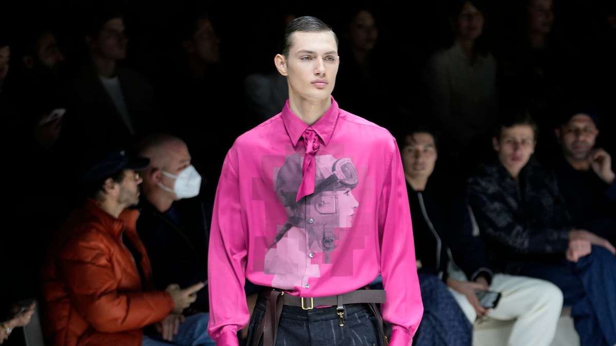 Man(n) trägt Pink: Ein Männermodel zeigt ein pinkfarbenes Hemd der Emporio Armani Männerkollektion auf der Männermodewoche in Mailand.
