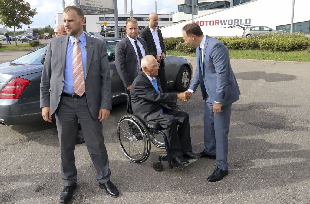 Marc Biadacz (rechts) freute sich über den Besuch des Bundesfinanzministers Wolfgang Schäuble in Böblingen. Schäuble sprang für die Bundeskanzlerin Angela Merkel ein, die ihren geplanten Auftritt abgesagt hatte.