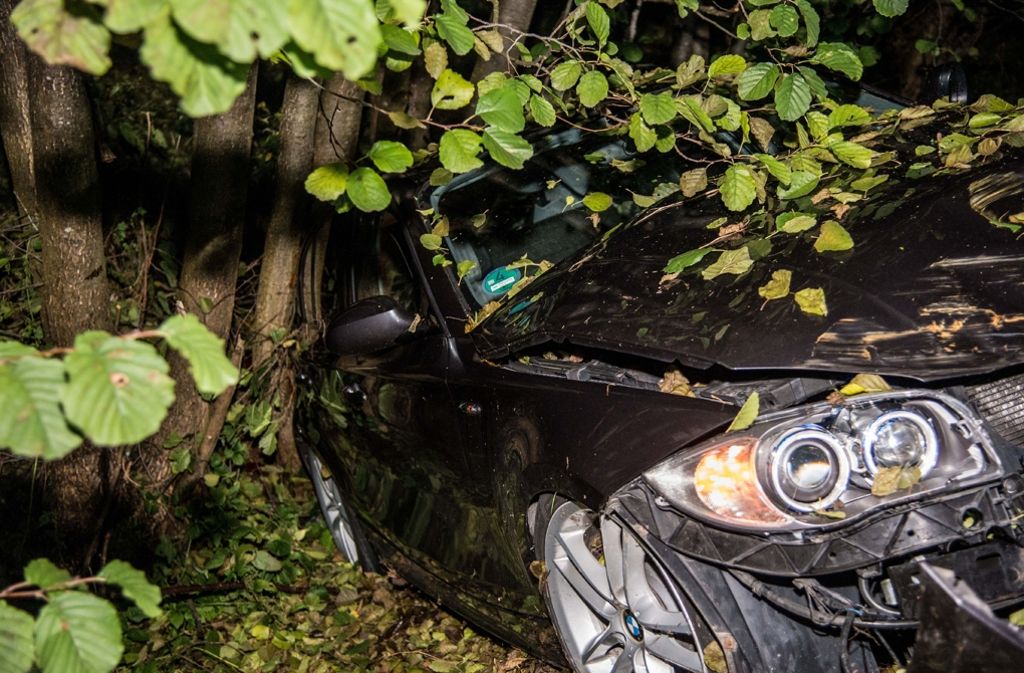 Der BMW krachte gegen einen Baum, der Fahrer wurde schwer verletzt.