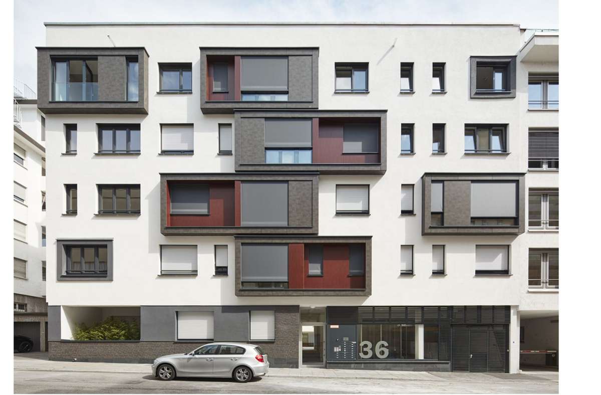 Nachverdichtung in der Stadt – Urban Living heißt das Mehrfamilienhaus in Stuttgart. Das Gebäude war zuvor ein Verwaltungsgebäude. Die Architekten von Plan Forward haben den preisgekrönten Bau für Wüstenrot als Bauherrin entworfen.