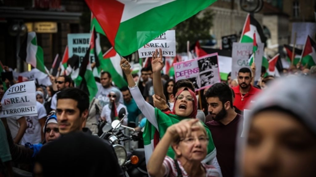  Rund 2000 Menschen sind am Freitag in Stuttgart gegen die israelischen Angriffe im Gazastreifen auf die Straße gegangen. Die Proteste verliefen in der Landeshauptstadt ruhig – wie auch bei weiteren Kundgebungen in anderen deutschen Städten. 