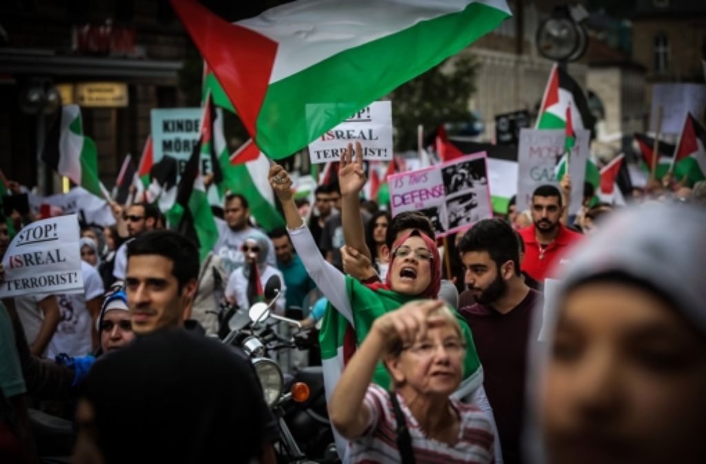 Bei der Free-Palästina-Demo in Stuttgart protestierten rund 2000 Menschen gegen Israels Angriffe auf den Gaza-Streifen.