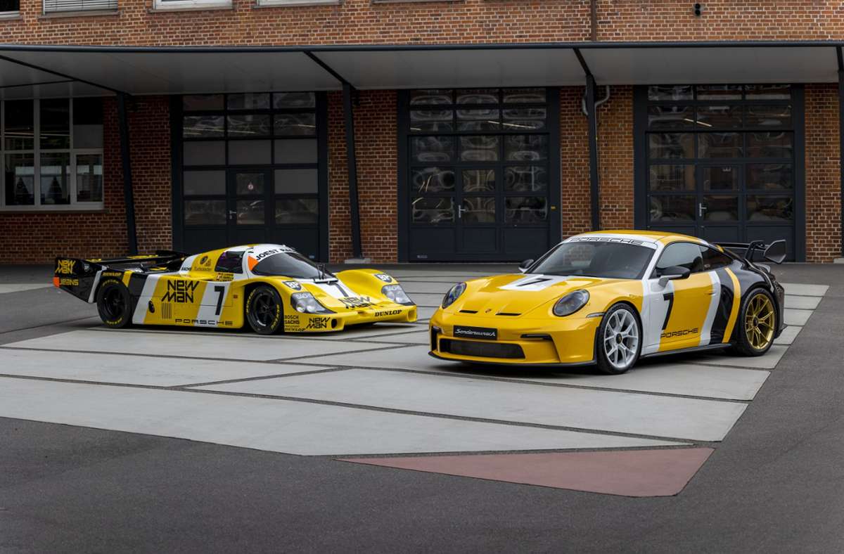 Ein Taycan und ein 911er im Innenhof der Porsche Exclusive Manufaktur in Stuttgart-Zuffenhausen. In dem Gebäude hatte einst Ferdinand Porsche sein Konstruktionsbüro.