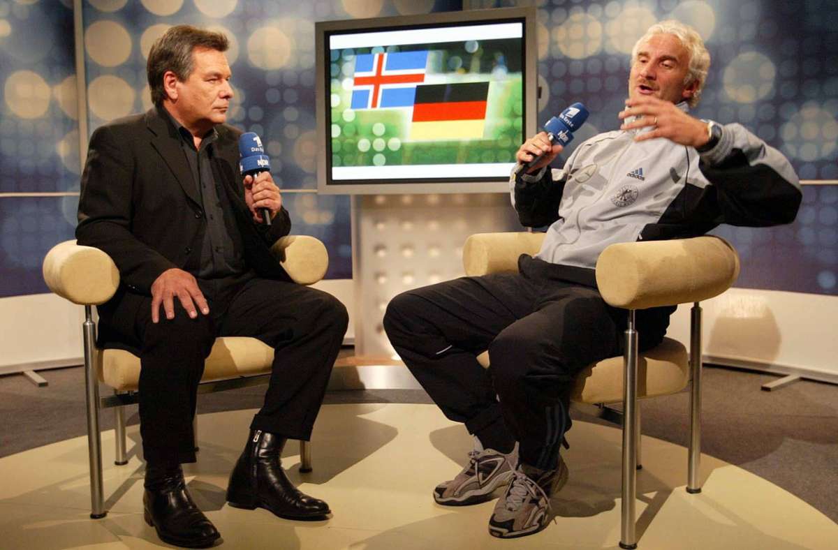 2003 gerieten Moderator Waldemar Hartmann (li.) und DFB-Teamchef Rudi Völler im Fernsehstudio nach dem Spiel gegen Island aneinander. Wir blicken  in Bildern auf weitere legendäre Fußball-Wutreden. Foto: imago