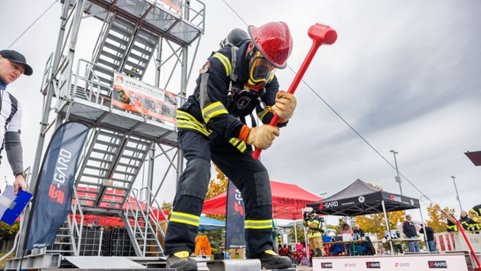 Feuerwehrleute quälen sich bei Firefighter-Challenge