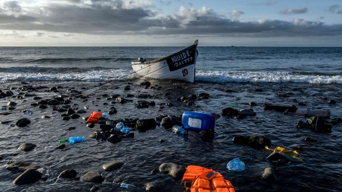 Ein Holzboot, mit dem Flüchtlinge aus Marokko über den Atlantischen Ozean gefahren sind, liegt an der Küste der Kanarischen Inseln.