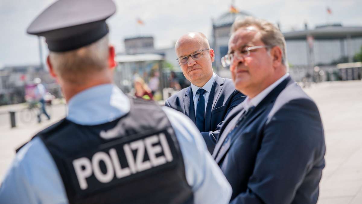  Dieter Romann, Präsident der Bundespolizei, hat sich zu den Krawallen in Stuttgart geäußert und von schwersten Straftaten gesprochen. Allerdings betont er auch, dass die Randalierer nicht repräsentativ für Deutschland stehen. 