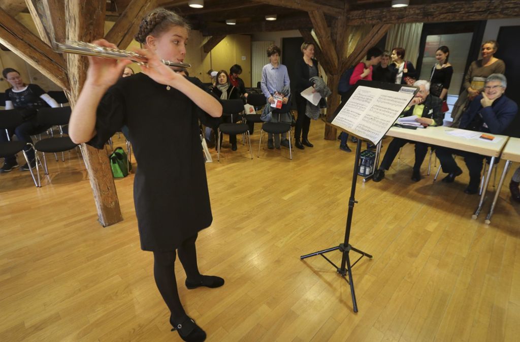 Maria Hauptmann aus Biberach spielt Querflöte.