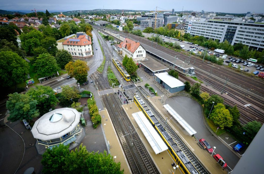 Der Verkehrsknotenpunkt mit Bus-, Stadt- und S-Bahn-Haltestelle bei Tag...