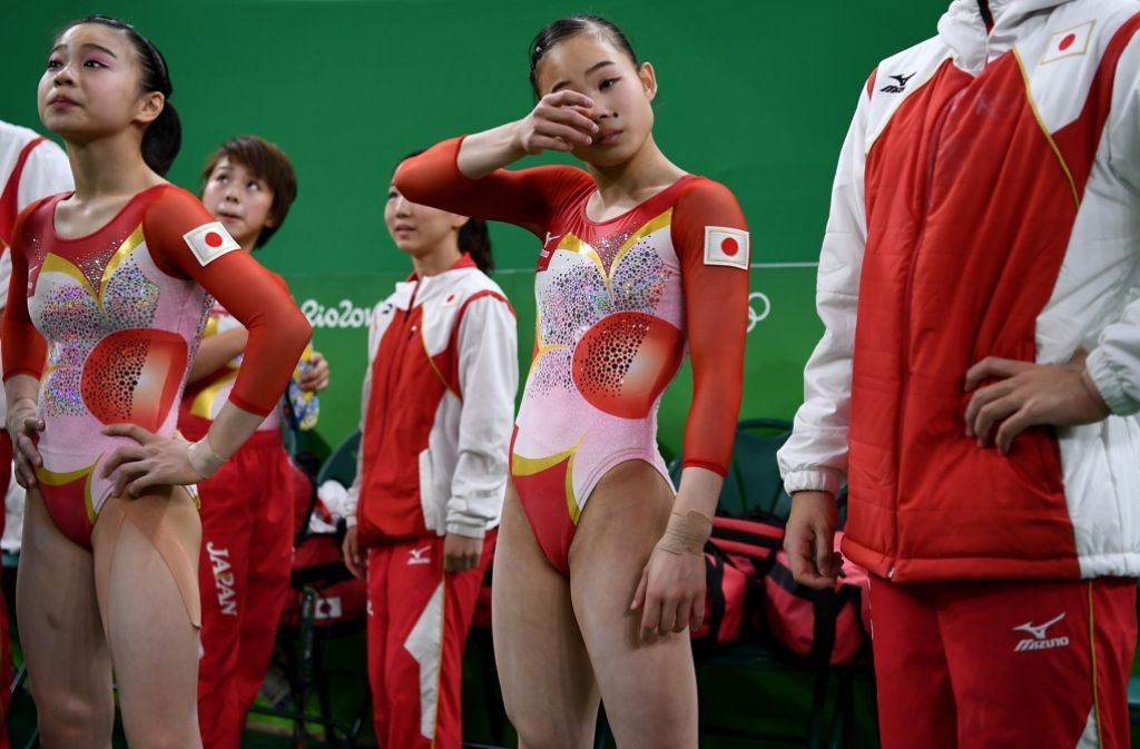Sae Miyakawa aus Japan weinte, als sich das Team für weitere Wettkämpfe beim Kunstturnen qualifizieren konnte.