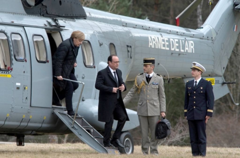 Angela Merkel kommt in der Absturzregion an und spricht mit den Helfern.